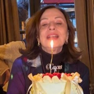 Η Χάρις Αλεξίου έγινε 75 ετών και τα γιόρτασε στη Χαλκίδα