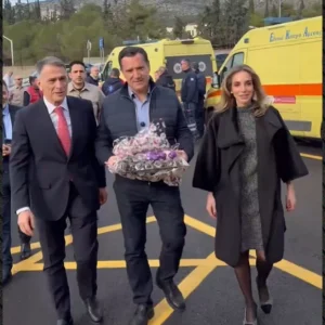 Επίσκεψη Γεωργιάδη σε εφημερεύοντα νοσοκομεία ανήμερα των Χριστουγέννων, κέρασε γλυκά τους εργαζόμενους στο ΕΣΥ