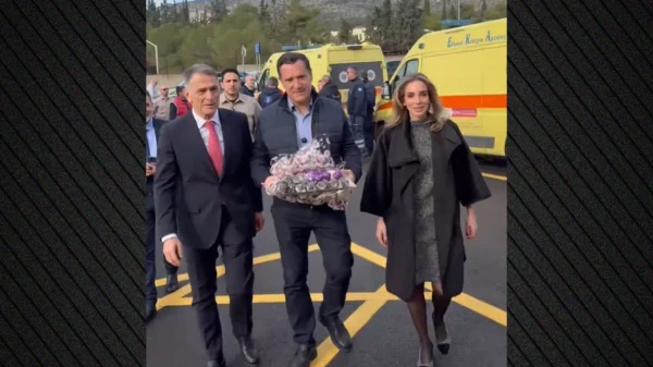 Επίσκεψη Γεωργιάδη σε εφημερεύοντα νοσοκομεία ανήμερα των Χριστουγέννων, κέρασε γλυκά τους εργαζόμενους στο ΕΣΥ