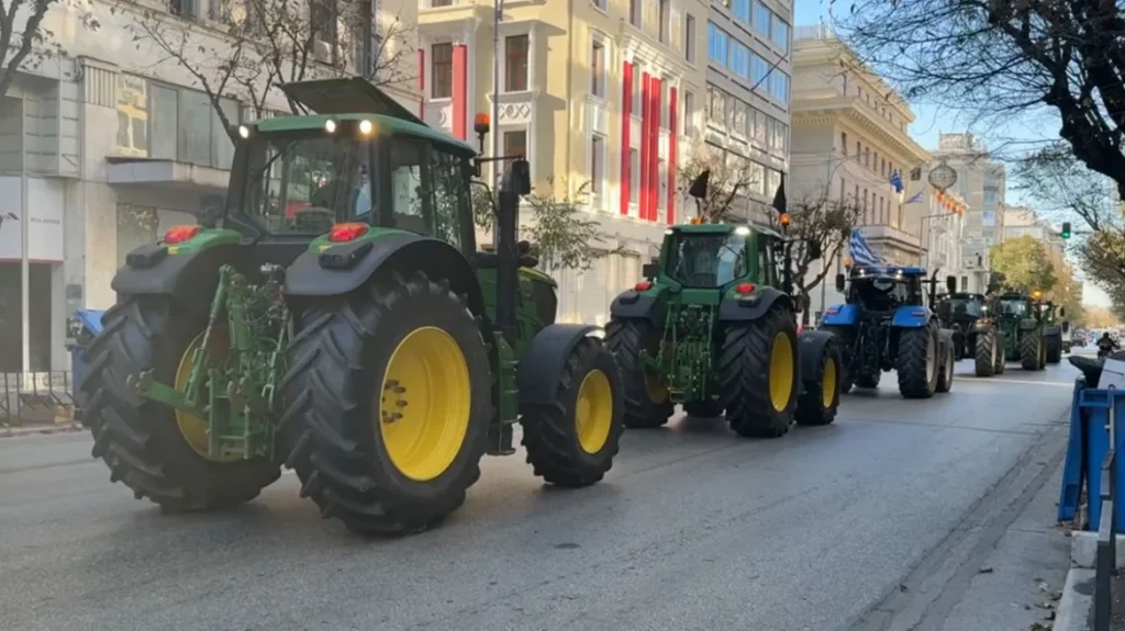 Αναχωρούν για τα μπλόκα οι αγρότες που απέκλεισαν το λιμάνι της Θεσσαλονίκης, δείτε βίντεο