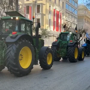 Αναχωρούν για τα μπλόκα οι αγρότες που απέκλεισαν το λιμάνι της Θεσσαλονίκης, δείτε βίντεο