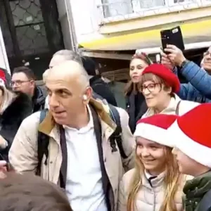 Στους δρόμους για τα κάλαντα βγήκαν οι Έλληνες της Κωνσταντινούπολης, δείτε βίντεο