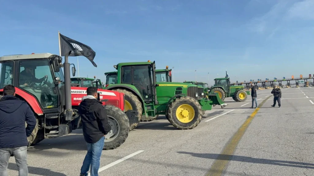 Οι αγρότες έκλεισαν και τα δύο ρεύματα κυκλοφορίας στα διόδια των Μαλγάρων, δείτε εικόνες