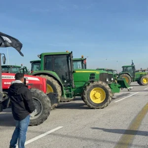 Οι αγρότες έκλεισαν και τα δύο ρεύματα κυκλοφορίας στα διόδια των Μαλγάρων, δείτε εικόνες