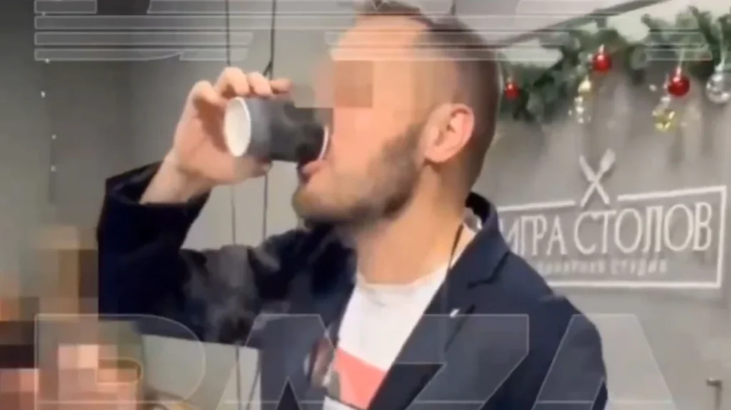 Σε κρίσιμη κατάσταση 38χρονος άνδρας που ήπιε κοκτέιλ με υγρό άζωτο σε χριστουγεννιάτικη γιορτή στη Μόσχα, δείτε βίντεο