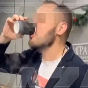 Σε κρίσιμη κατάσταση 38χρονος άνδρας που ήπιε κοκτέιλ με υγρό άζωτο σε χριστουγεννιάτικη γιορτή στη Μόσχα, δείτε βίντεο