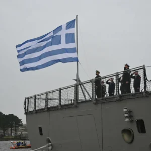 Η ελληνική σημαία υψώθηκε στη φρεγάτα «Κίμων»: Πώς αλλάζει τους όρους στο Αιγαίο η πρώτη ελληνική Belharra