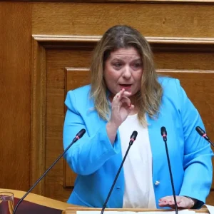 Μαρία Συρεγγέλα για τη σεξιστική επίθεση από τη Ζωή Κωνσταντοπούλου: «Έχω σκίσει πολλές φορές το καλσόν»