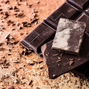 Μαύρη σοκολάτα: Ερευνητές ανακάλυψαν χημική ουσία που μπορεί να επιβραδύνει τη γήρανση