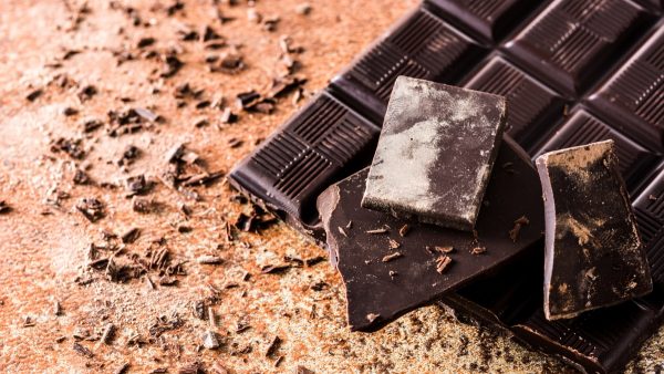 Μαύρη σοκολάτα: Ερευνητές ανακάλυψαν χημική ουσία που μπορεί να επιβραδύνει τη γήρανση