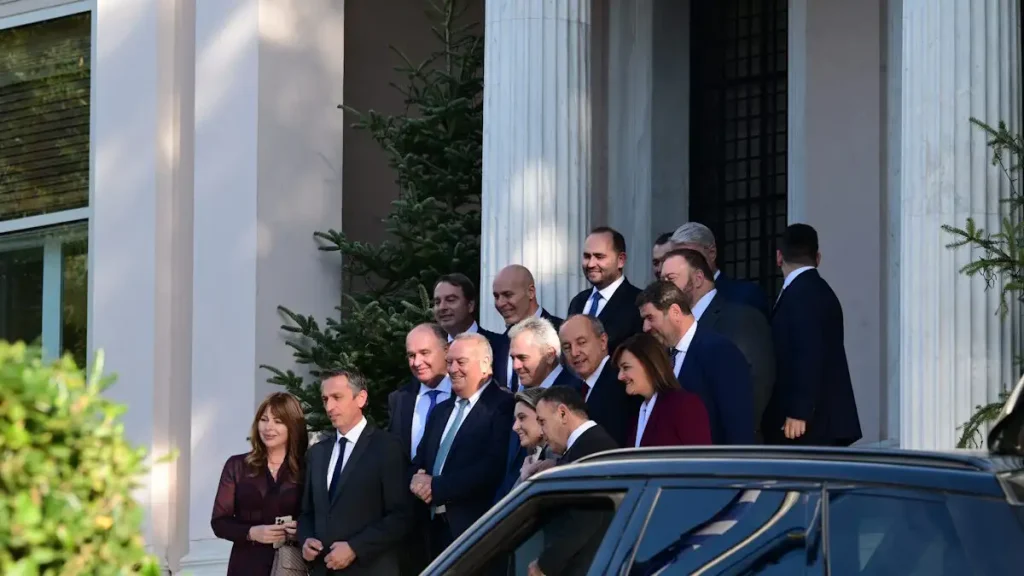 Μητσοτάκης: Το παρασκήνιο της συνάντησης με βουλευτές της ΝΔ στο Μαξίμου – Η γραβάτα με τις φρεγάτες και το γούρι για το 2026