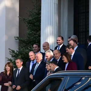 Μητσοτάκης: Το παρασκήνιο της συνάντησης με βουλευτές της ΝΔ στο Μαξίμου – Η γραβάτα με τις φρεγάτες και το γούρι για το 2026