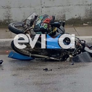 Τροχαίο με μηχανάκι και δύο τραυματίες στα Ψαχνά