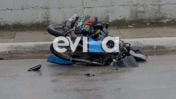 Τροχαίο με μηχανάκι και δύο τραυματίες στα Ψαχνά