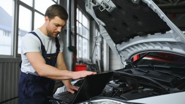 Ζητείται μηχανικός αυτοκινήτων στη Λαμία
