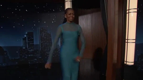 Η αδυνατισμένη Μισέλ Ομπάμα με εφαρμοστό φόρεμα στην εκπομπή του Τζίμι Κίμελ