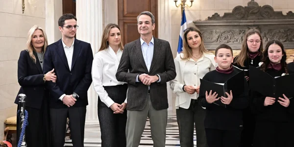 Τα χριστουγεννιάτικα κάλαντα στον Κυριάκο Μητσοτάκη -Ποιοι πήγαν στο Μέγαρο Μαξίμου (ΦΩΤΟ-ΒΙΝΤΕΟ)