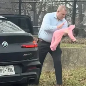 Συγκλονιστικό βίντεο από τη Νέα Υόρκη: Αστυνομικός έσωσε μωρό που πνιγόταν στην άκρη αυτοκινητόδρομου