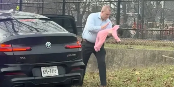 Συγκλονιστικό βίντεο από τη Νέα Υόρκη: Αστυνομικός έσωσε μωρό που πνιγόταν στην άκρη αυτοκινητόδρομου