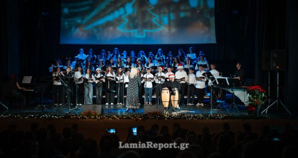 Το Μουσικό Σχολείο Λαμίας «έφερε τα Χριστούγεννα» με τις μελωδίες του στο Δημοτικό Θέατρο (ΦΩΤΟ)