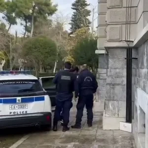 Ελεύθερος ο Μουγκοπέτρος μετά τη μήνυση της συζύγου του για ενδοοικογενειακή απειλή, πήρε αναβολή να δικαστεί την Δευτέρα