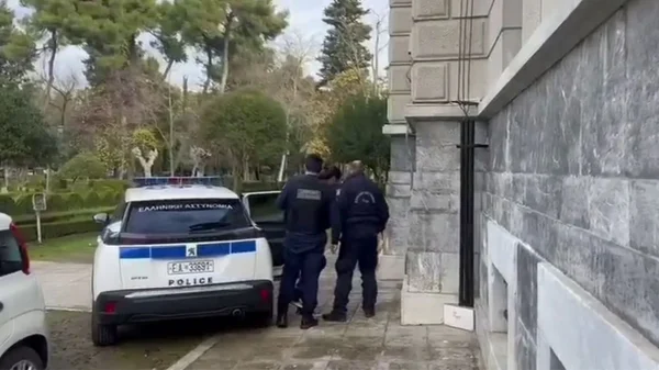 Ελεύθερος ο Μουγκοπέτρος μετά τη μήνυση της συζύγου του για ενδοοικογενειακή απειλή, πήρε αναβολή να δικαστεί την Δευτέρα