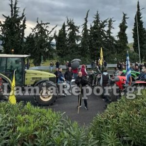 Φθιώτιδα: Την ώρα της συζήτησης στο Μαξίμου οι αγρότες έκλεισαν τους παράδρομους στην Αταλάντη