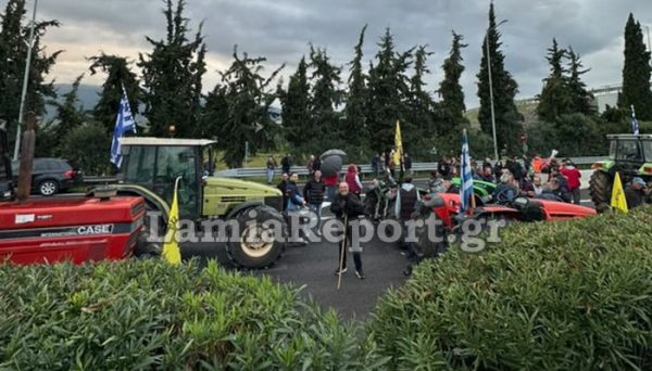 Φθιώτιδα: Την ώρα της συζήτησης στο Μαξίμου οι αγρότες έκλεισαν τους παράδρομους στην Αταλάντη