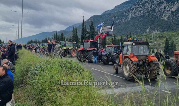 Οι αγρότες έκλεισαν την εθνική οδό Λαμίας - Αθηνών στο ύψος του Μπράλου  (ΒΙΝΤΕΟ)