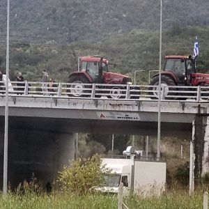 Έκλεισαν την εθνική οδό στο ύψος του Μπράλου, οι αγρότες (ΒΙΝΤΕΟ)