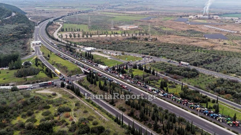 Φθιώτιδα: Παραμένουν στις θέσεις τους οι αγρότες που έκλεισαν και πάλι τους παραδρόμους στον Μπράλο