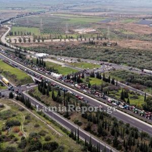 Φθιώτιδα: Παραμένουν στις θέσεις τους οι αγρότες που έκλεισαν και πάλι τους παραδρόμους στον Μπράλο