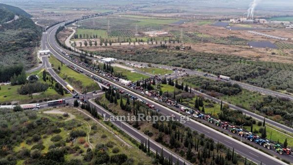 Φθιώτιδα: Παραμένουν στις θέσεις τους οι αγρότες που έκλεισαν και πάλι τους παραδρόμους στον Μπράλο