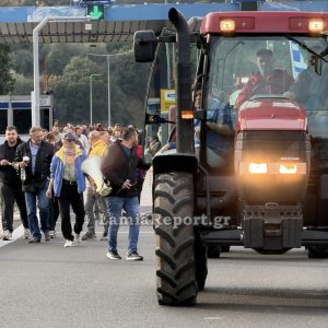 Οι αγρότες ενισχύουν τα μπλόκα τους και ανοίγουν από σήμερα τα διόδια για να περνούν οι εκδρομείς