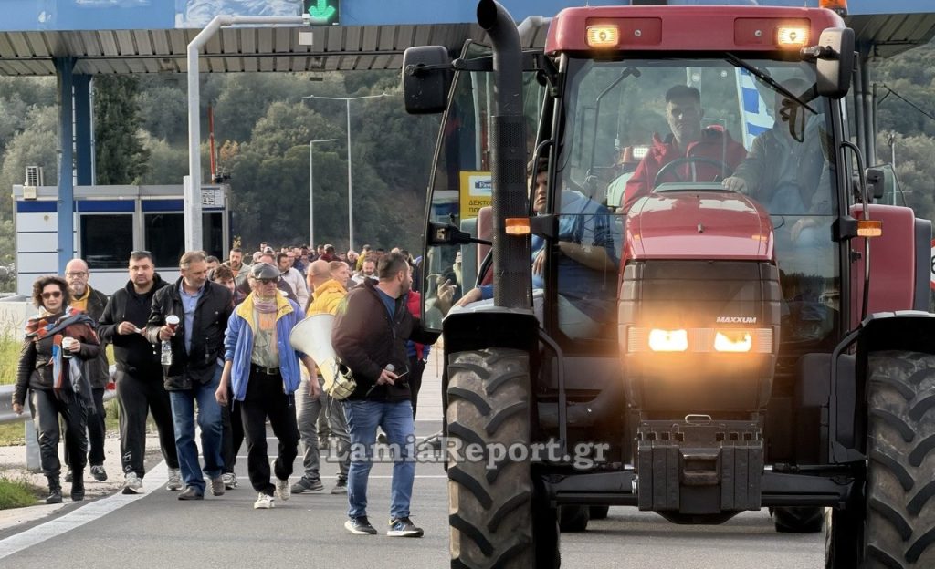 Οι αγρότες ενισχύουν τα μπλόκα τους και ανοίγουν από σήμερα τα διόδια για να περνούν οι εκδρομείς