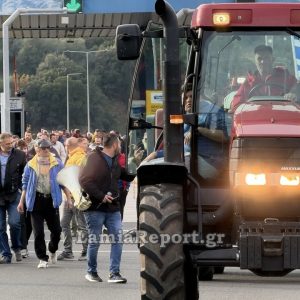 Οι αγρότες ενισχύουν τα μπλόκα τους και ανοίγουν από σήμερα τα διόδια για να περνούν οι εκδρομείς