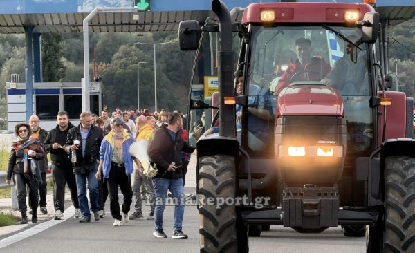 Οι αγρότες ενισχύουν τα μπλόκα τους και ανοίγουν από σήμερα τα διόδια για να περνούν οι εκδρομείς
