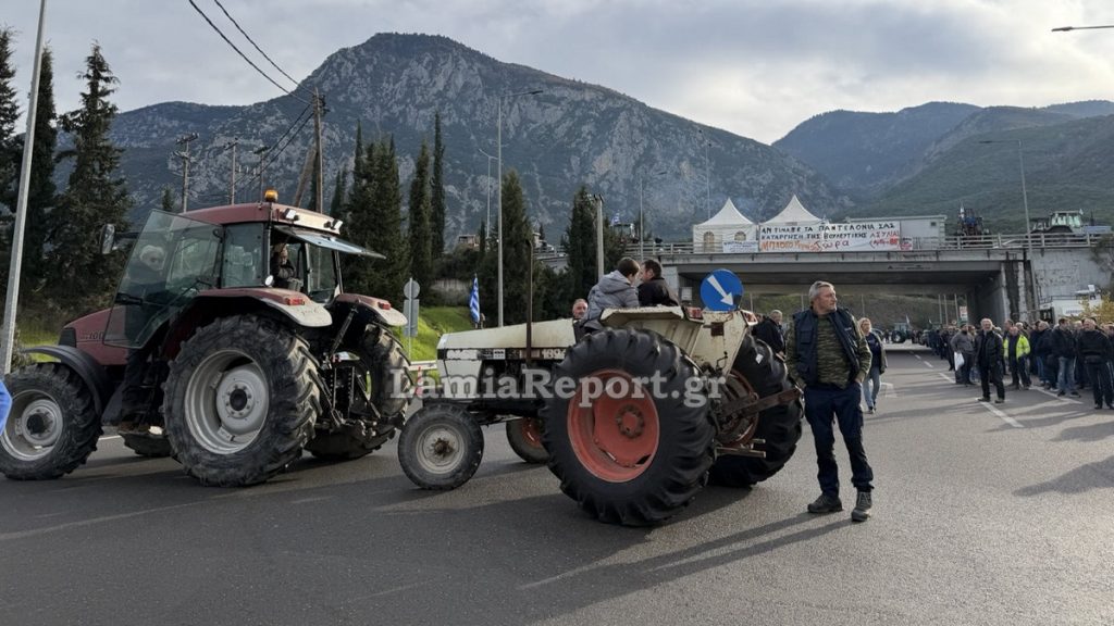 Μπάχαλο με τα μπλόκα των αγροτών για την έξοδο των Χριστουγέννων
