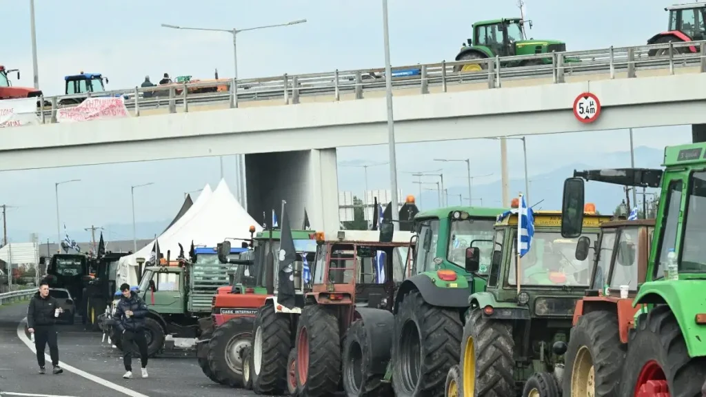 Τα μπλόκα των αγροτών «κόβουν» την Ελλάδα στα δύο: Κλείνουν και παράδρομους, ετοιμάζονται για λιμάνια