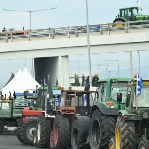 Τα μπλόκα των αγροτών «κόβουν» την Ελλάδα στα δύο: Κλείνουν και παράδρομους, ετοιμάζονται για λιμάνια