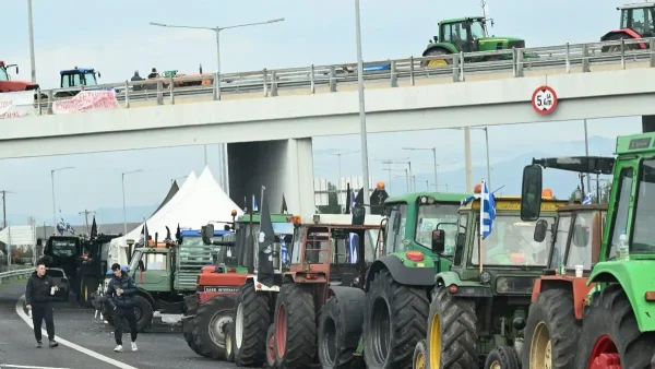 Τα μπλόκα των αγροτών «κόβουν» την Ελλάδα στα δύο: Κλείνουν και παράδρομους, ετοιμάζονται για λιμάνια
