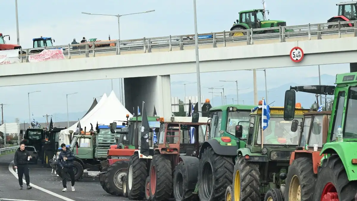 Τα μπλόκα των αγροτών «κόβουν» την Ελλάδα στα δύο: Κλείνουν και παράδρομους, ετοιμάζονται για λιμάνια