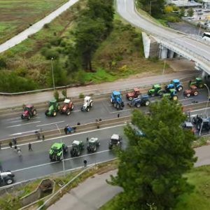 Το μπλόκο των αγροτών στη Θήβα από drone
