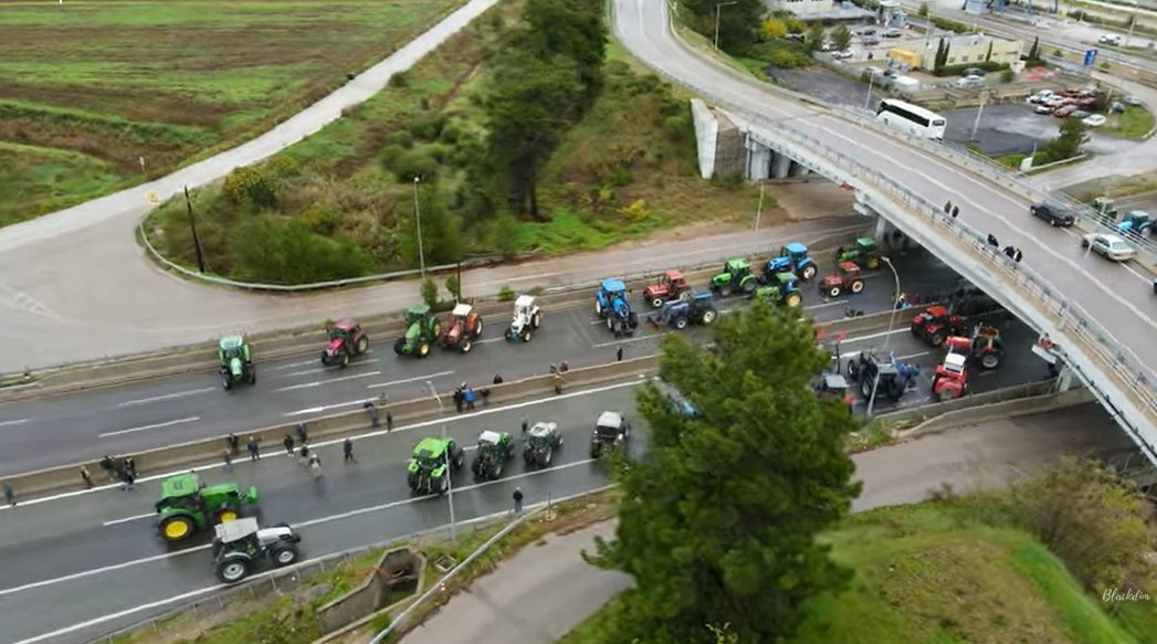 Το μπλόκο των αγροτών στη Θήβα από drone