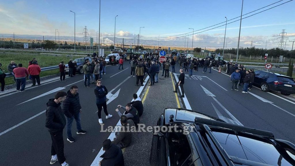 Δεν πάνε οι αγρότες στη συνάντηση της Δευτέρας στο Μαξίμου, σχεδιάζουν κλιμάκωση των μπλόκων, ετοιμάζουν λίστα με αιτήματα