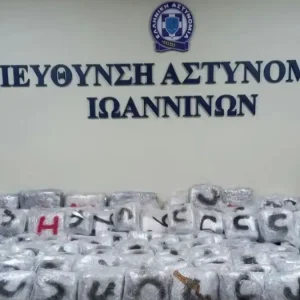 Ιωάννινα: Επεισοδιακή καταδίωξη 23χρονης στην εθνική οδό – Είχε μέσα σε τζιπ 215 κιλά κάνναβης και τον 2,5 ετών γιο της, χτύπησε περιπολικά για να διαφύγει