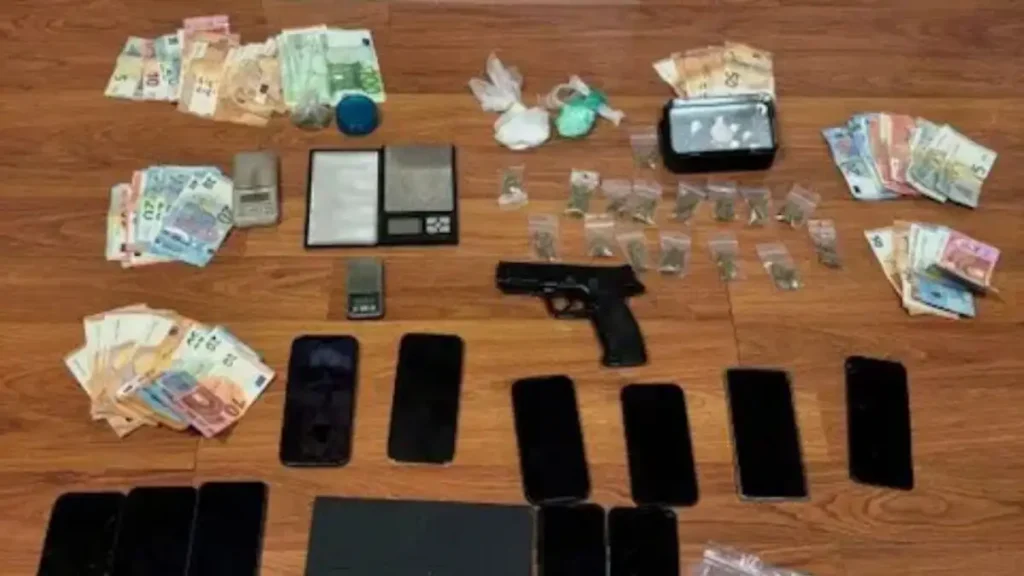 Βόρεια προάστια: Ανήλικα «βαποράκια» έσπρωχναν ναρκωτικά σε σχολεία και γήπεδα – Οι αυστηροί κανόνες, τα βασανιστήρια και ο «εγκέφαλος»