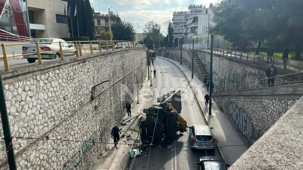 Νέα Φιλαδέλφεια: Γερανοφόρο έπεσε σε κολόνα και ντελαπάρισε – Στο ένα ρεύμα η κυκλοφορία