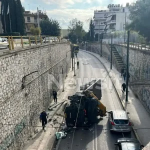 Νέα Φιλαδέλφεια: Γερανοφόρο έπεσε σε κολόνα και ντελαπάρισε – Στο ένα ρεύμα η κυκλοφορία