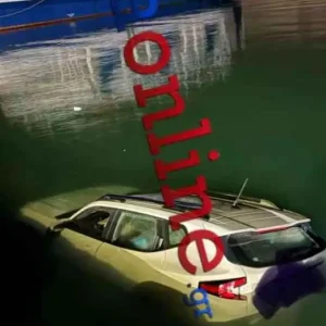 Αυτοκίνητο έπεσε μέσα στην θάλασσα Εύβοια - Λιμενικός βούτηξε και έσωσε δύο παιδιά και δύο ακόμη επιβάτες